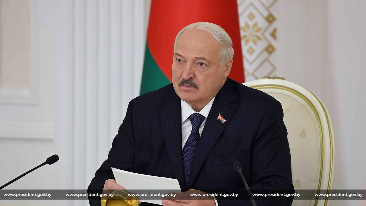 Президент Беларуси Александр Лукашенко собрал совещание по вопросам государственных программ вооружения и государственного оборонного заказа