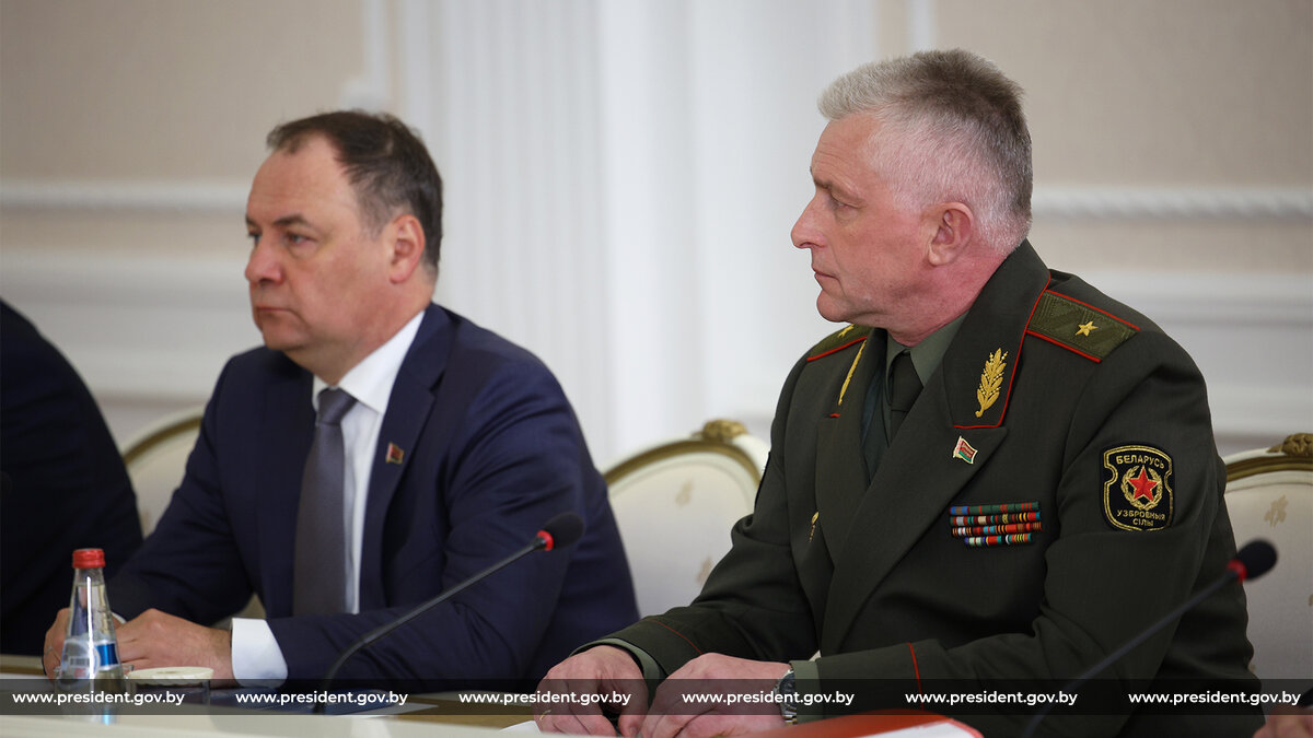 Президент Беларуси Александр Лукашенко собрал совещание по вопросам государственных программ вооружения и государственного оборонного заказа