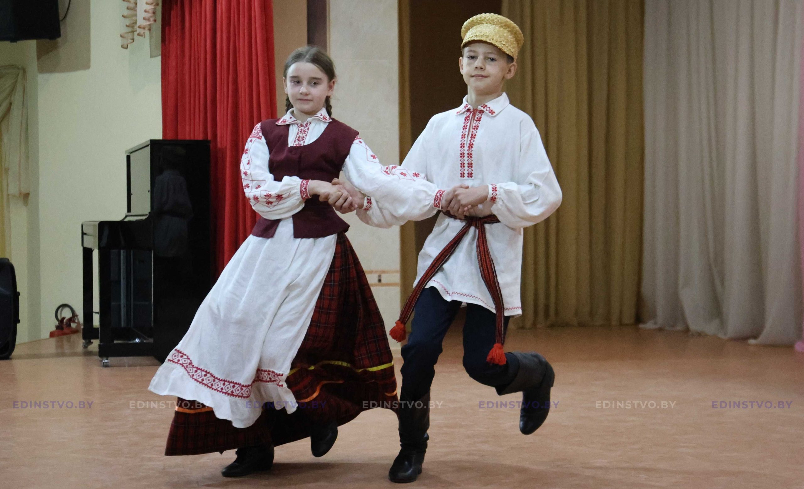 Конкурс беларускіх побытавых танцаў аб’яднаў танцораў вобласці ў Барысаве