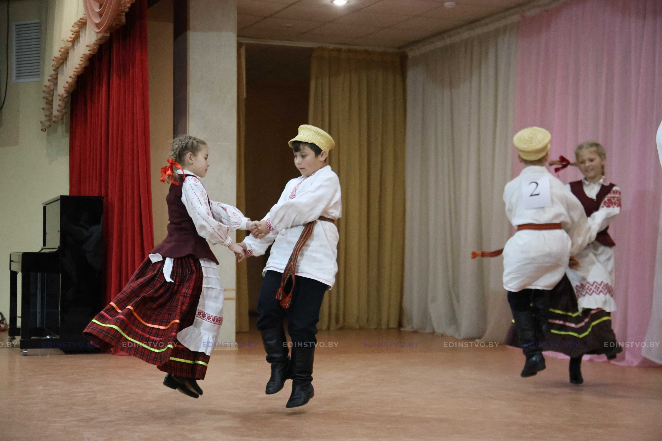 Конкурс беларускіх побытавых танцаў аб’яднаў танцораў вобласці ў Барысаве