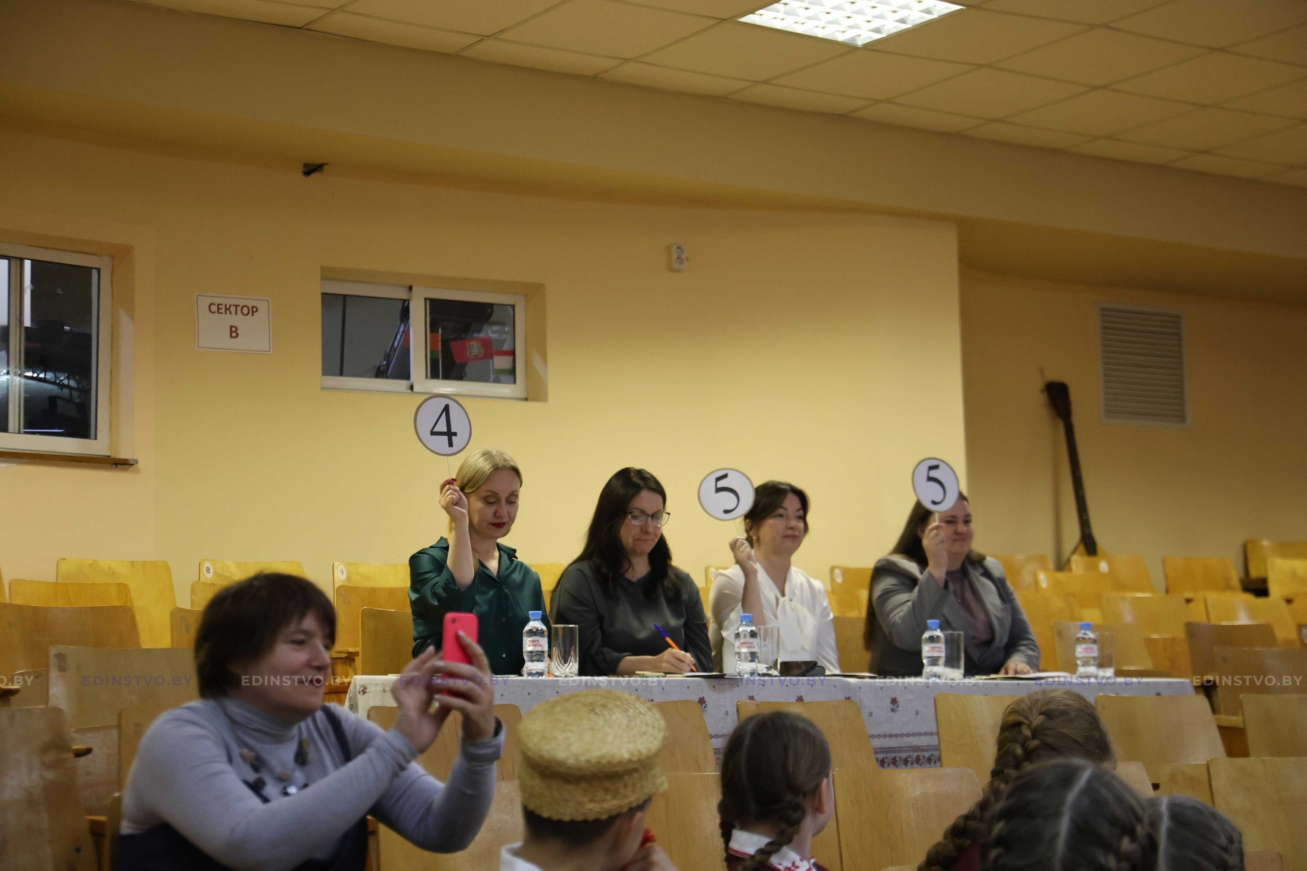 Конкурс беларускіх побытавых танцаў аб’яднаў танцораў вобласці ў Барысаве