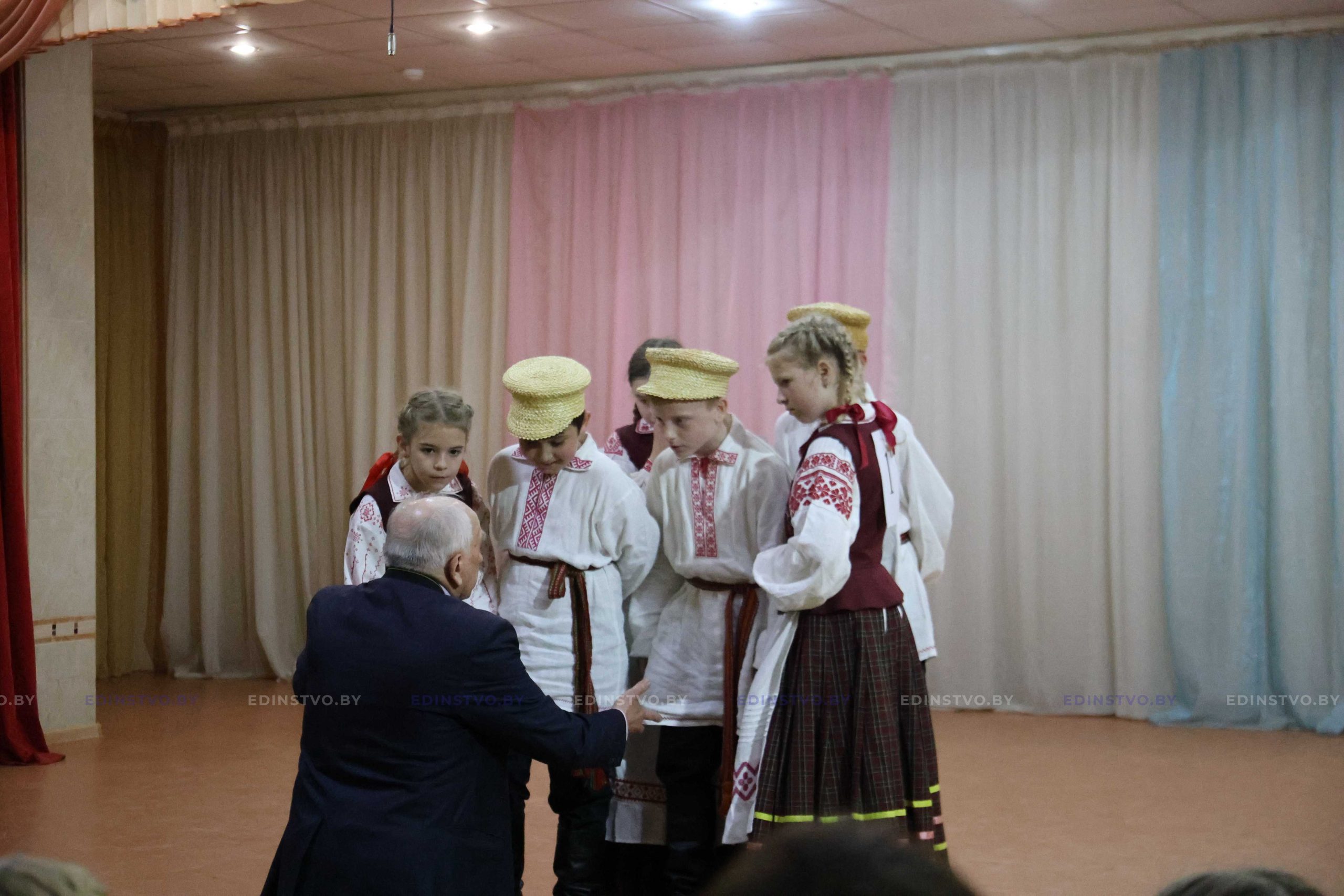 Конкурс беларускіх побытавых танцаў аб’яднаў танцораў вобласці ў Барысаве