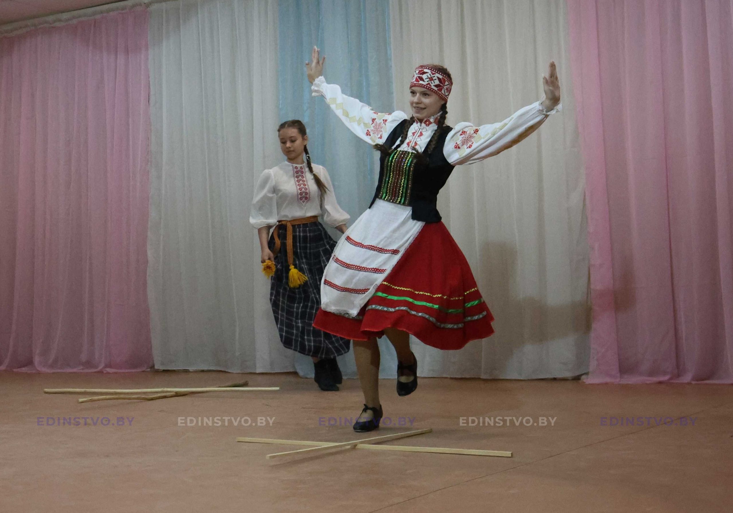 Конкурс беларускіх побытавых танцаў аб’яднаў танцораў вобласці ў Барысаве