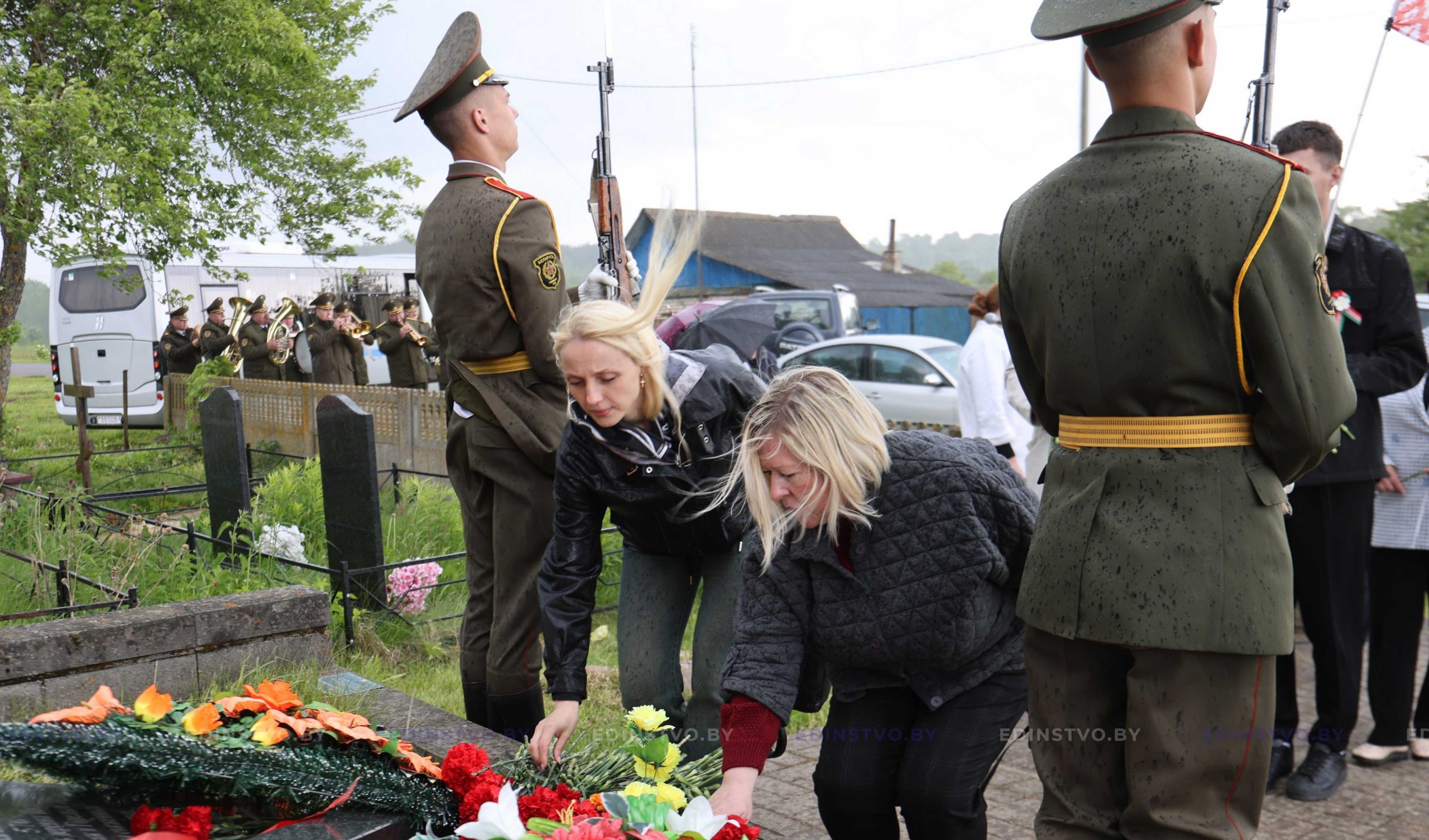В Иканах открыли памятный знак с установленными фамилиями 318 расстрелянных и сожженных в годы Великой Отечественной войны мирных жителей