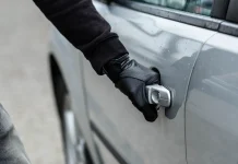 В Борисовском районе двое молодых людей угнали автомобиль со стоянки