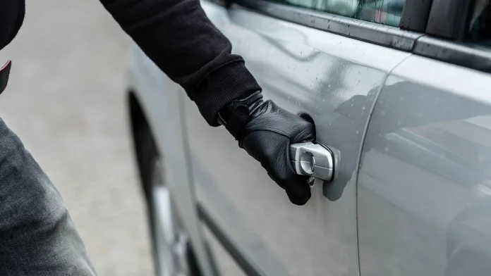 В Борисовском районе двое молодых людей угнали автомобиль со стоянки