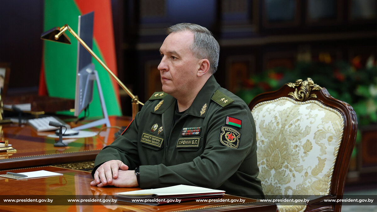 Президент Беларуси принял с докладом Министра обороны