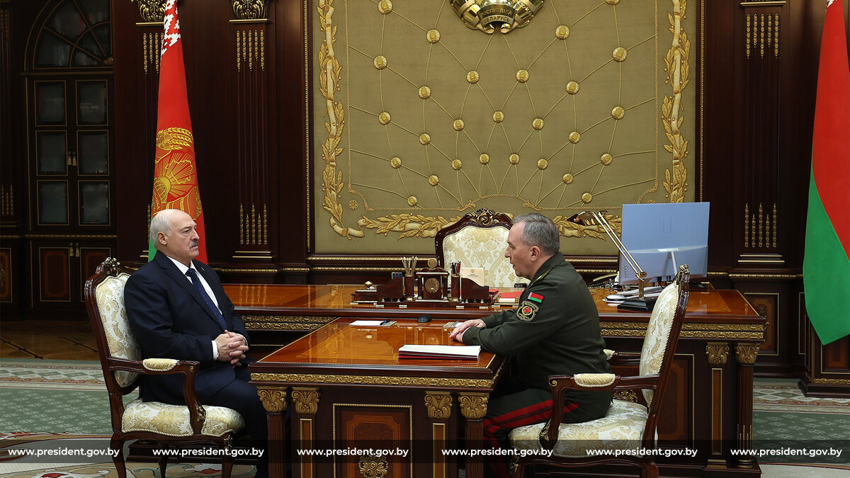 Президент Беларуси принял с докладом Министра обороны