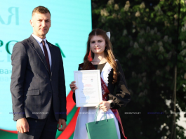 Торжественное шествие, прощальный вальс и баттл ди-джеев: какими моментами запомнился районный праздник «Выпускник-2026» Торжественное шествие, прощальный вальс и баттл ди-джеев: какими моментами запомнился районный праздник «Выпускник-2026»
