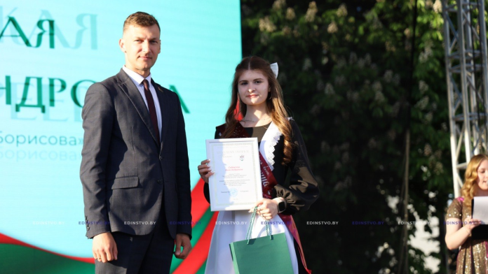 Торжественное шествие, прощальный вальс и баттл ди-джеев: какими моментами запомнился районный праздник «Выпускник-2026»