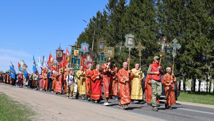 Пасхальный общеепархиальный Крестный ход прибыл в Борисов Пасхальный общеепархиальный Крестный ход прибыл в Борисов