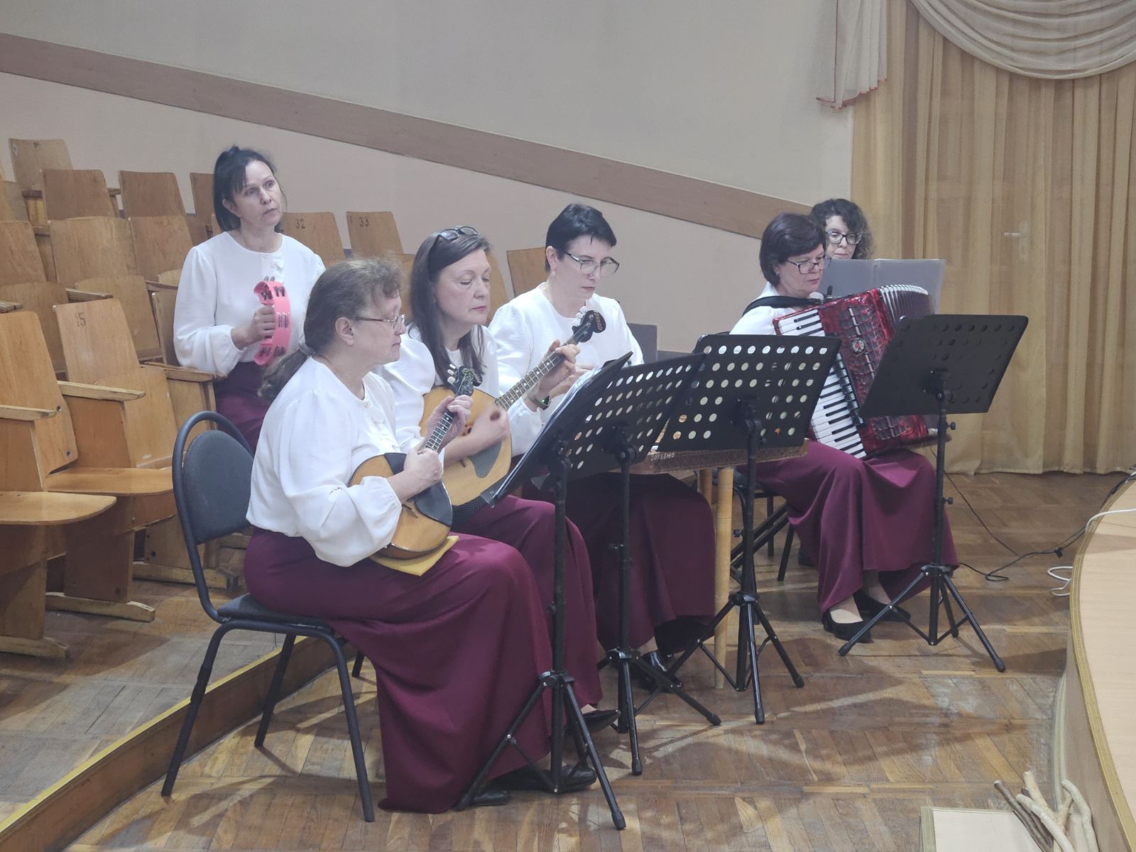 Конкурс беларускіх побытавых танцаў аб’яднаў танцораў вобласці ў Барысаве