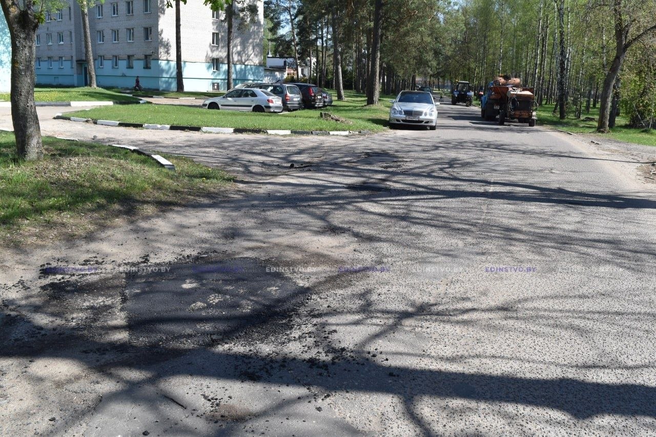 Фотофакт: ямочный ремонт с использованием горячего асфальта на ул. Серебренникова в Борисове