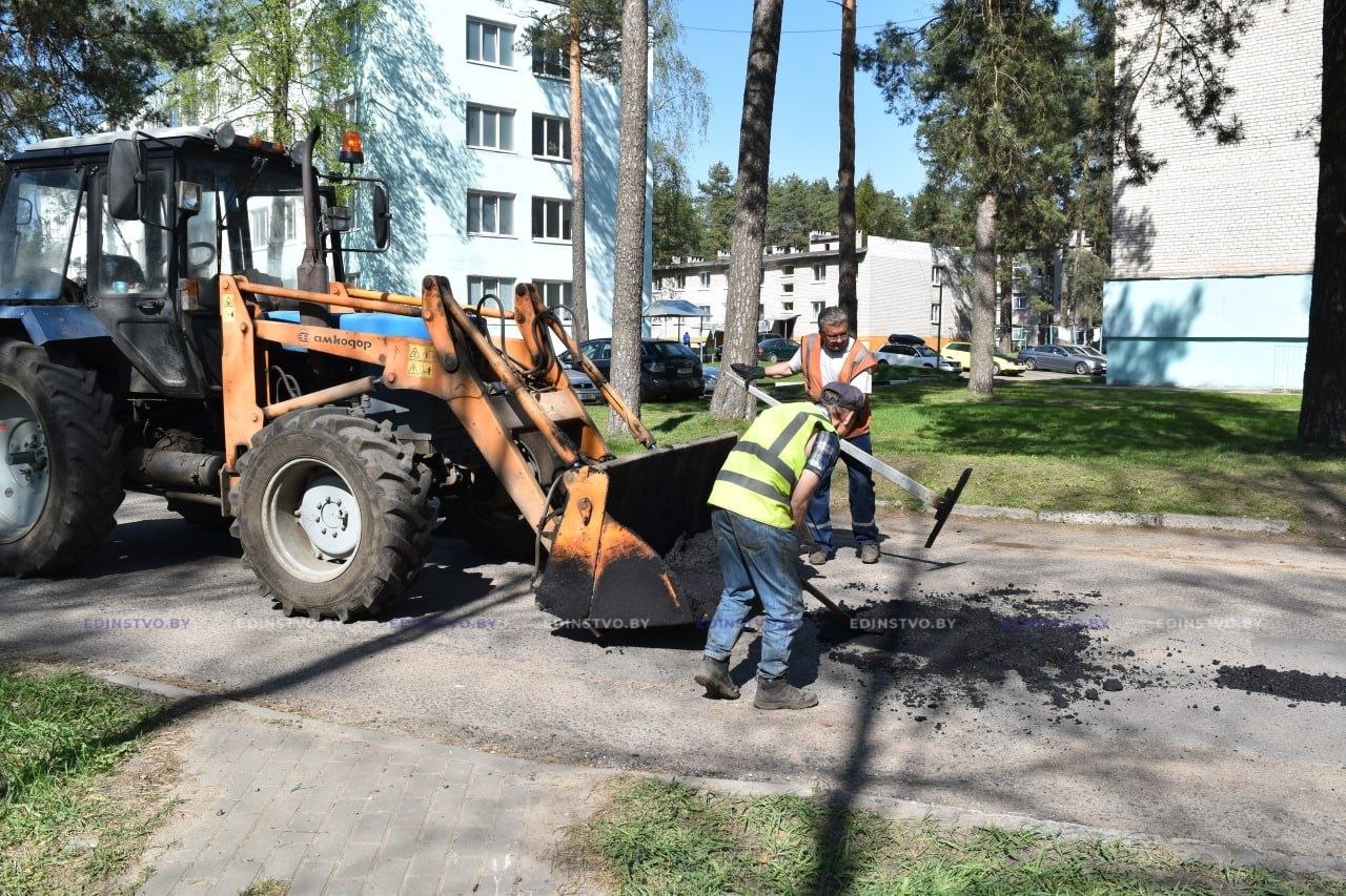 Фотофакт: ямочный ремонт с использованием горячего асфальта на ул. Серебренникова в Борисове