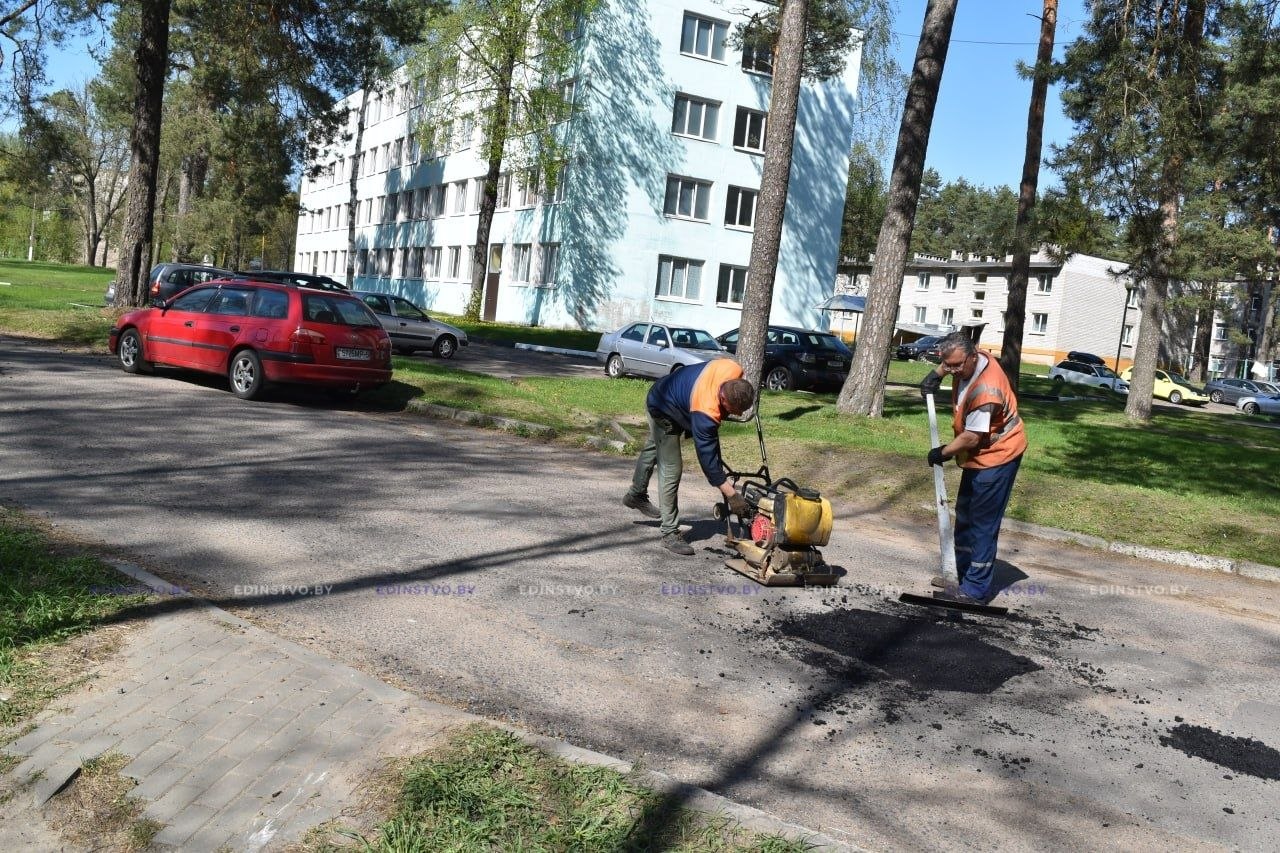 Фотофакт: ямочный ремонт с использованием горячего асфальта на ул. Серебренникова в Борисове
