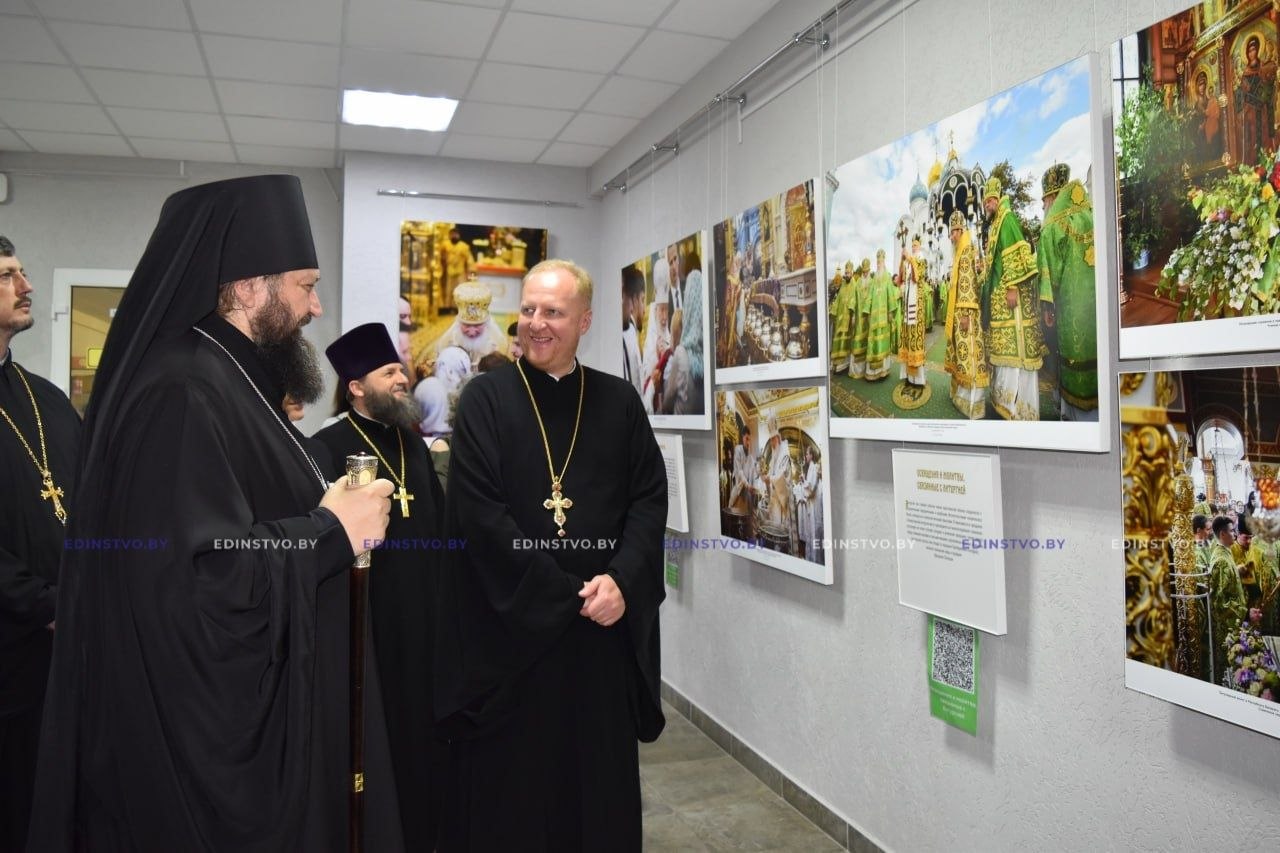 В Борисове с участием владыки Амвросия открылась масштабная фотовыставка «Литургия с Патриархом»