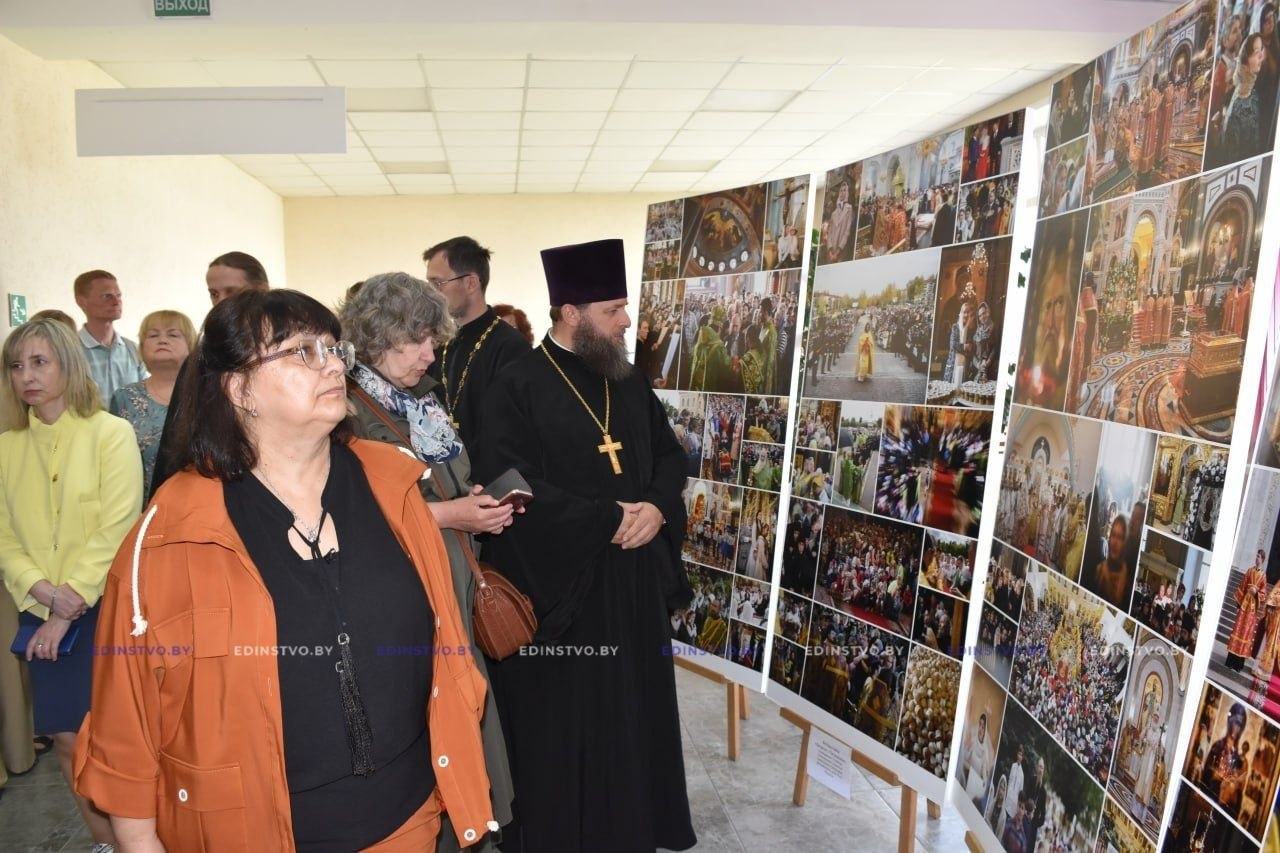 В Борисове с участием владыки Амвросия открылась масштабная фотовыставка «Литургия с Патриархом»