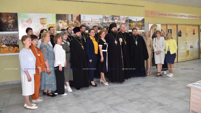 В Борисове с участием владыки Амвросия открылась масштабная фотовыставка «Литургия с Патриархом»
