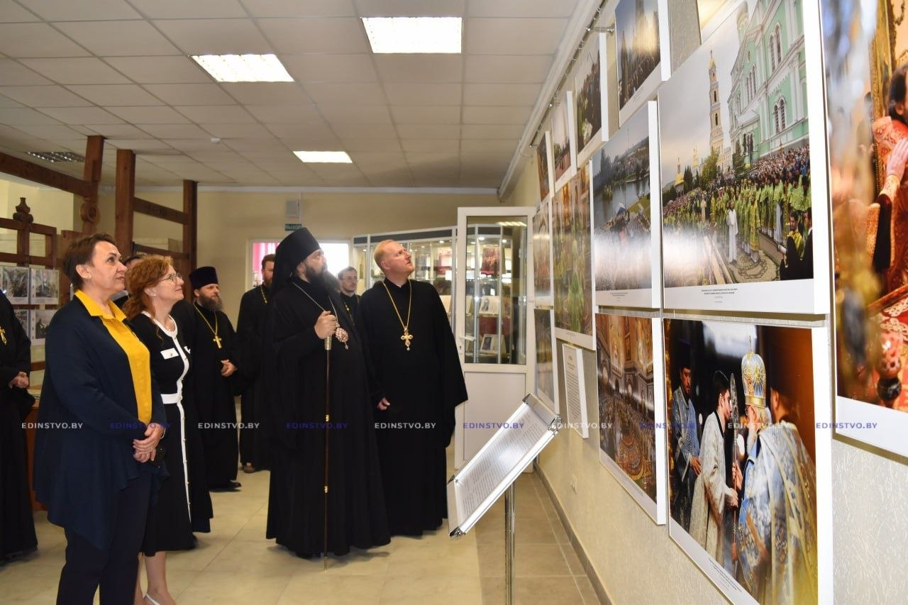 В Борисове с участием владыки Амвросия открылась масштабная фотовыставка «Литургия с Патриархом»