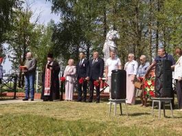 Память о подвиге героев: митинг на Маковском поле в Борисовском районе