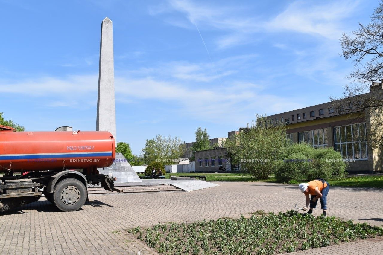 Озеленители УП «Жилье» продолжают создавать красоту на улицах Борисова