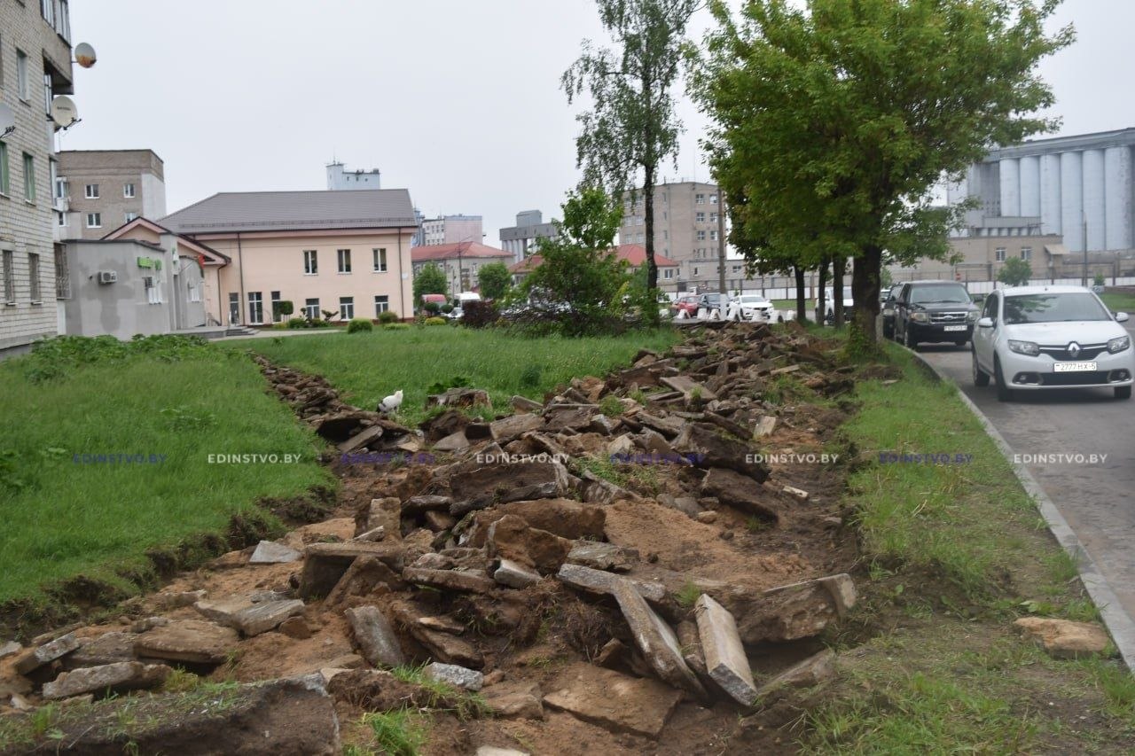 Фотофакт: на ул. Строителей в Борисове ведется устройство новой пешеходной дорожки
