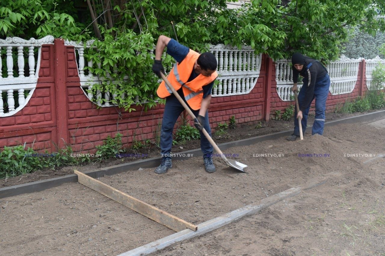 Фотофакт: на ул. Строителей в Борисове ведется устройство новой пешеходной дорожки