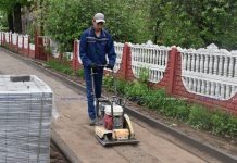 Фотофакт: на ул. Строителей в Борисове ведется устройство новой пешеходной дорожки