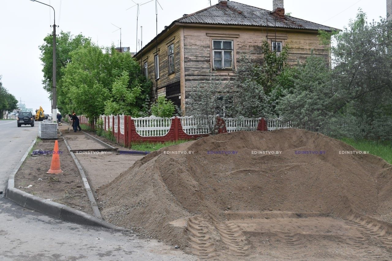 Фотофакт: на ул. Строителей в Борисове ведется устройство новой пешеходной дорожки