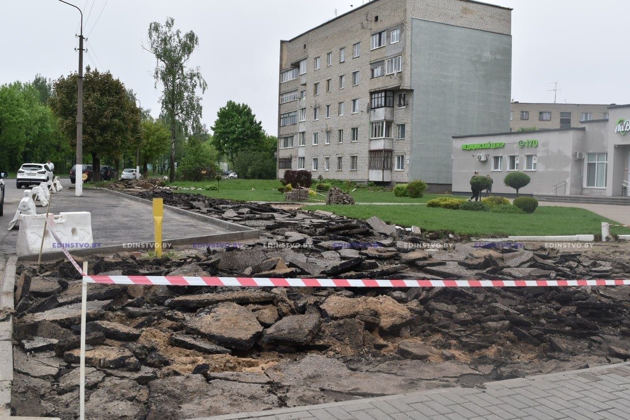 Фотофакт: на ул. Строителей в Борисове ведется устройство новой пешеходной дорожки