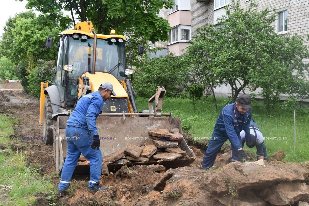 Фотофакт: на ул. Строителей в Борисове ведется устройство новой пешеходной дорожки