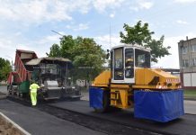 На участке ул. Демина в Борисове идет укладка второго слоя асфальта