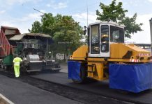 На участке ул. Демина в Борисове идет укладка второго слоя асфальта