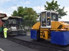 На участке ул. Демина в Борисове идет укладка второго слоя асфальта На участке ул. Демина в Борисове идет укладка второго слоя асфальта