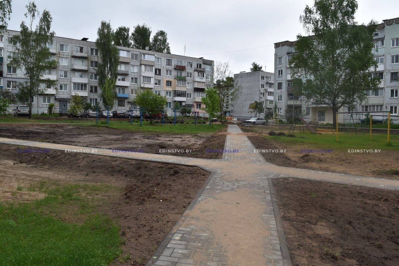 Преображение общего двора трех пятиэтажек на ул. Серебренникова в Борисове