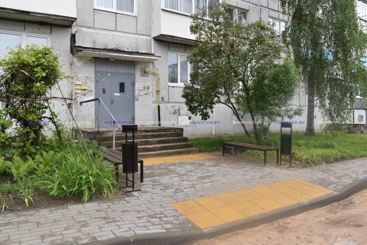 Преображение общего двора трех пятиэтажек на ул. Серебренникова в Борисове