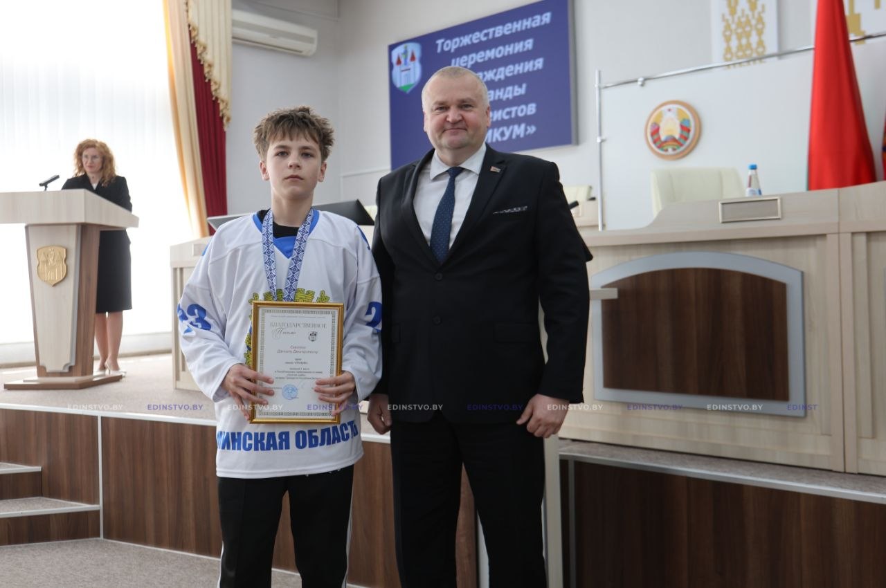 Юные хоккеисты из Борисова принимали поздравления за бронзу в республиканских соревнованиях