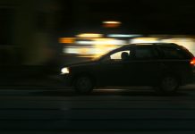 В Борисове двое молодых людей «покатались» на угнанном авто. Еще один — разбил стекло в административном здании