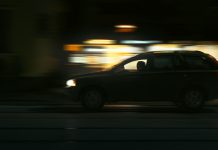 В Борисове двое молодых людей «покатались» на угнанном авто. Еще один — разбил стекло в административном здании