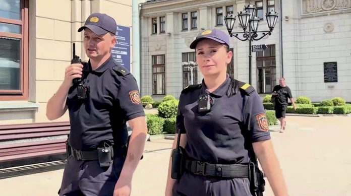 Дежурство на популярных локациях и пропускной режим. Как обеспечат безопасность на выпускных, рассказали в МВД