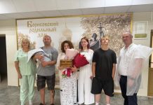 В Борисовском роддоме вручили семейную реликвию – «Бацькаву кашулю»