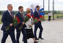 Участники Форума регионов Беларуси и России возложили цветы к Кургану Славы