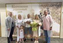 В Борисове многодетная семья получила уникальную «Бацькаву кашулю»