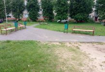 Яма у люка и сломанные скамейки: коммунальные службы отреагировали на ролик борисовчанки, размещенный в сети