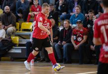 Мини-футбол: фавориты удвоили перевес