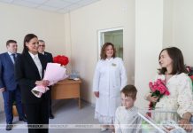 «Бацькава кашуля» для третьего ребенка. Трогательный проект для многодетных семей стартовал в Беларуси