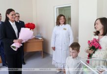 «Бацькава кашуля» для третьего ребенка. Трогательный проект для многодетных семей стартовал в Беларуси