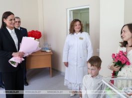 «Бацькава кашуля» для третьего ребенка. Трогательный проект для многодетных семей стартовал в Беларуси