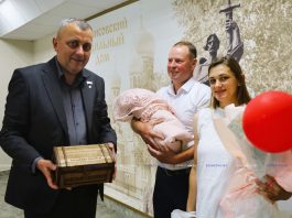 Трижды родители: в Борисовском родильном доме семье вручили «Бацькаву кашулю»