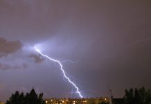 Об опасностях во время грозы напомнили спасатели
